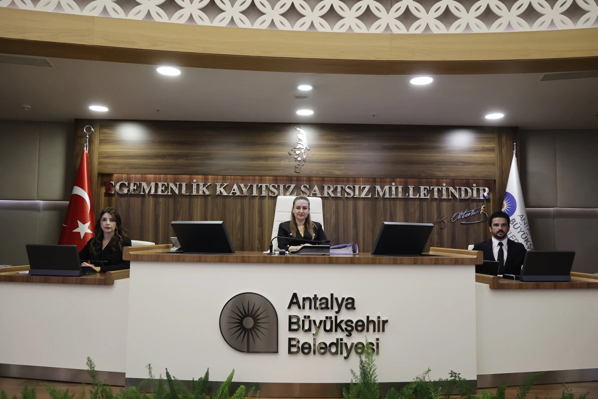 Antalya B&uuml;y&uuml;kşehir Meclisi'nde tansiyon y&uuml;kseldi