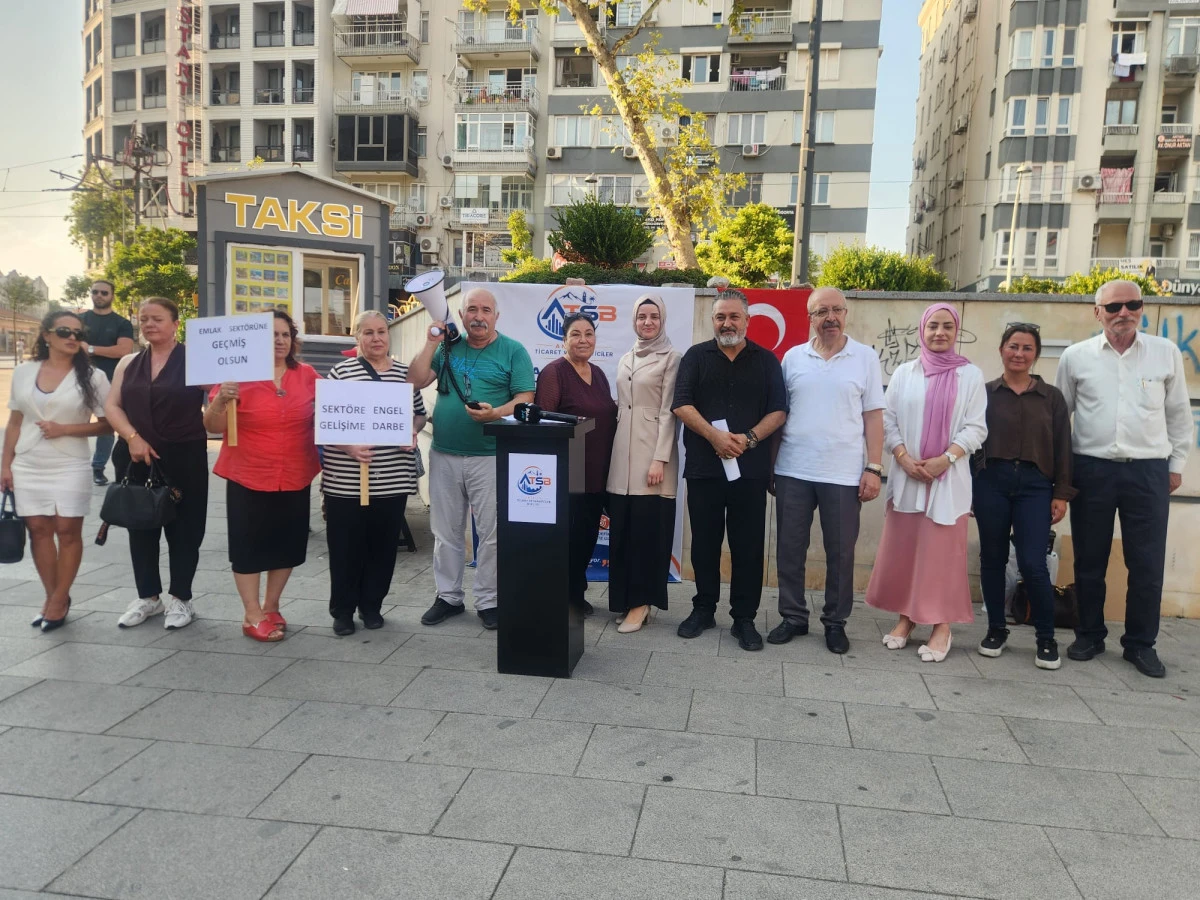 Antalya Emlak&ccedil;ılar Odası Başkanı &Ccedil;ağlar'a 'lokmalı' g&ouml;nderme! Emlak sekt&ouml;r&uuml;n&uuml;n 'Ruhuna El Fatiha' deyip lokma d&ouml;kt&uuml;rd&uuml;ler