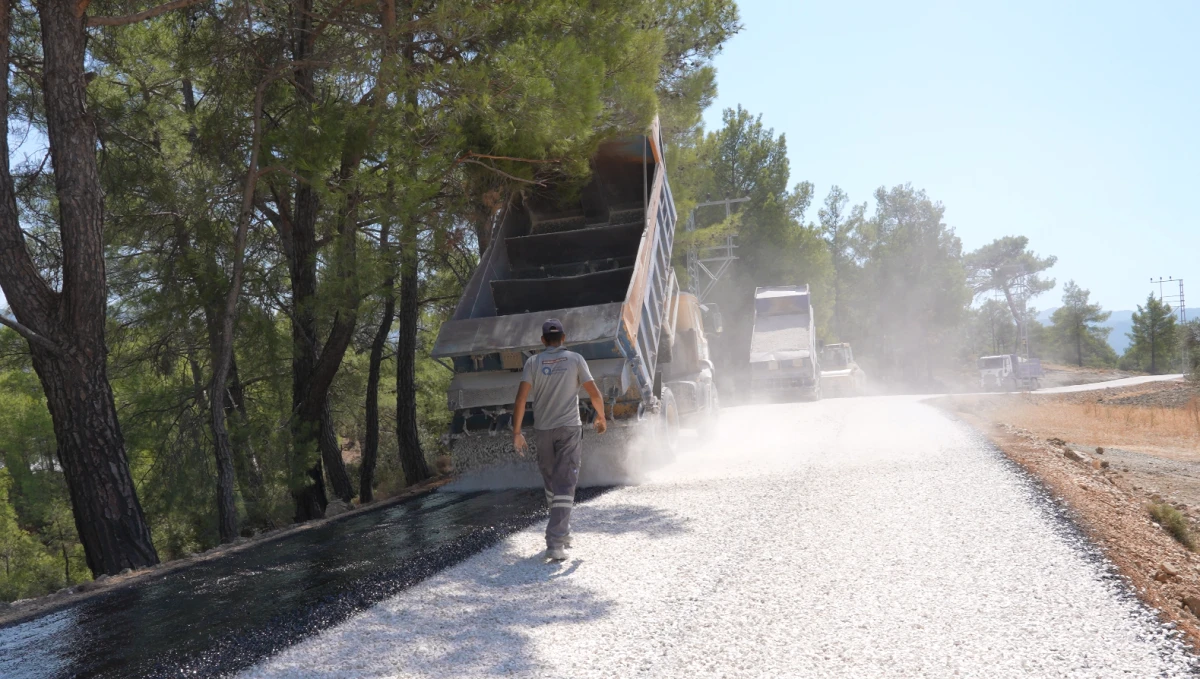 Antalya Kaş&rsquo;ta 40 yıllık yol yenileniyor