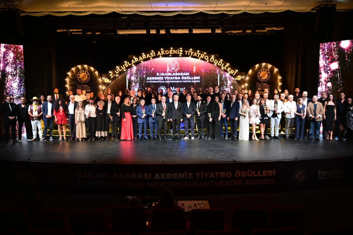Antalya Kepez'de Uluslararası Akdeniz Tiyatro &Ouml;d&uuml;lleri sahiplerini buldu