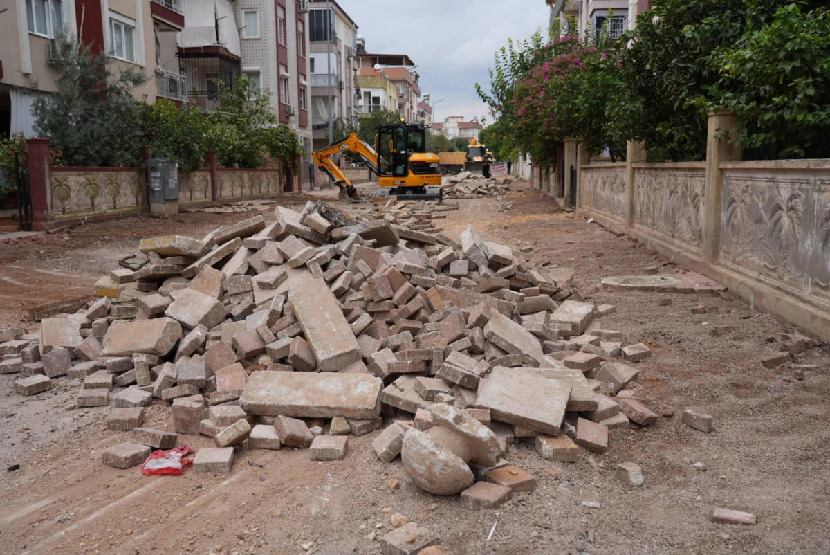 Antalya Kepez'de yol &ccedil;alışmaları son s&uuml;rat ilerliyor