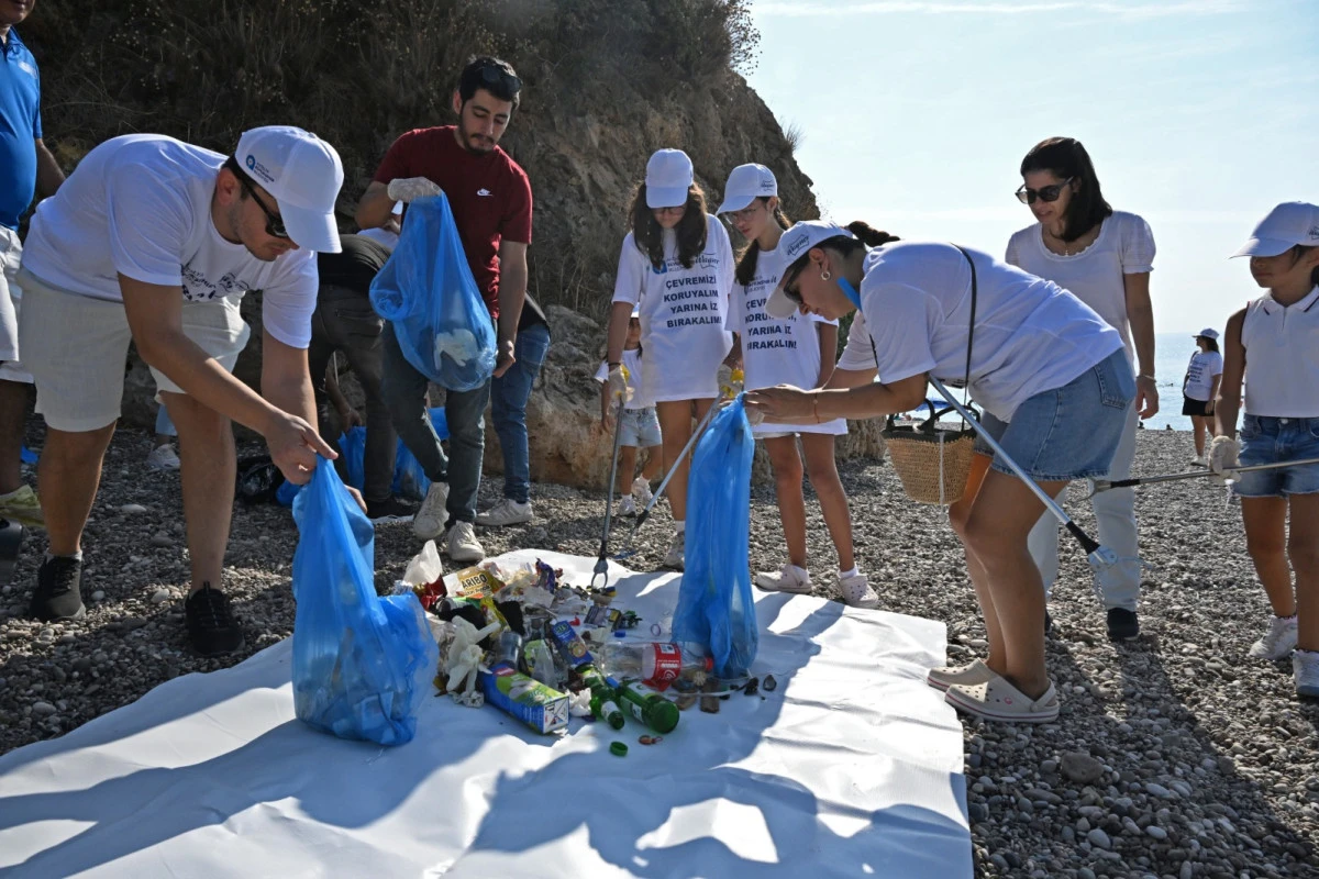 Antalya Konyaaltı Sahili'nden 60 ton atık toplandı