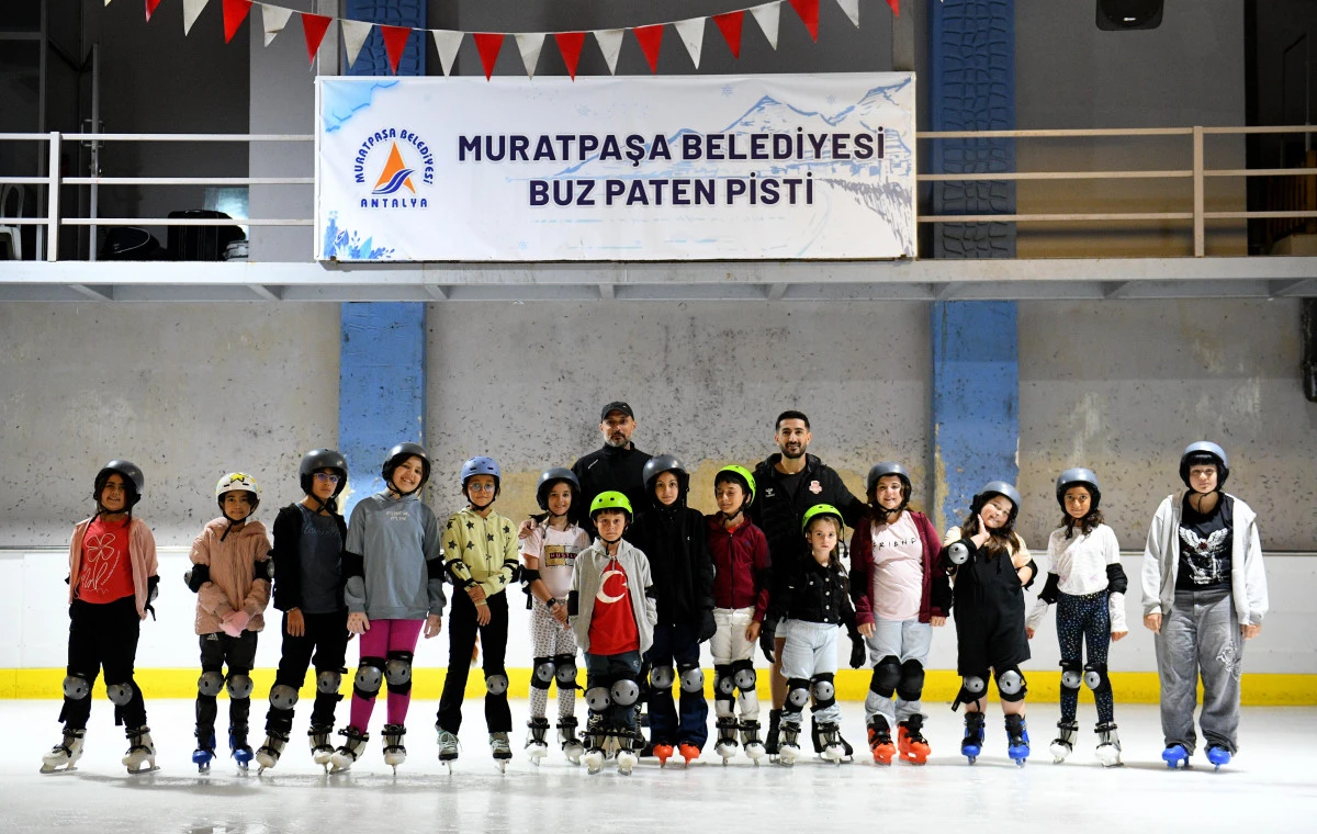 Antalya Muratpaşa'nın doğal buz pisti ilgi g&ouml;r&uuml;yor
