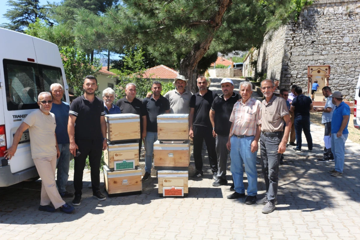 Antalya'da arıcılara kovan hibesi! ABB'den arıcılığa destek s&uuml;r&uuml;yor