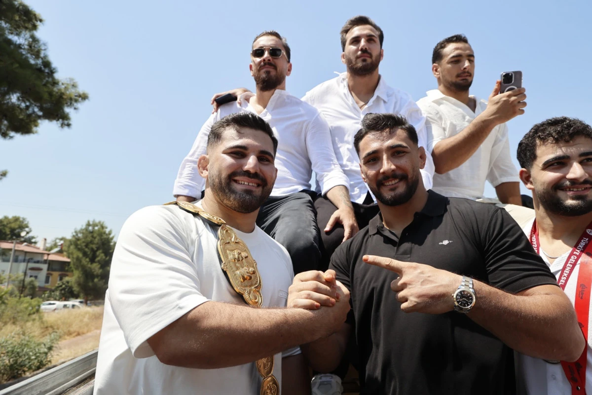 Antalya'da başpehlivan Erkan Taş'a coşkulu karşılama