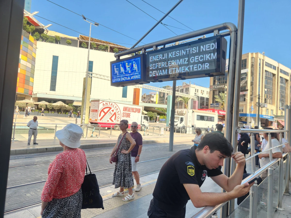 Antalya'da tramvay arızası seferleri aksattı! Vatandaşın &ccedil;ilesi s&uuml;r&uuml;yor