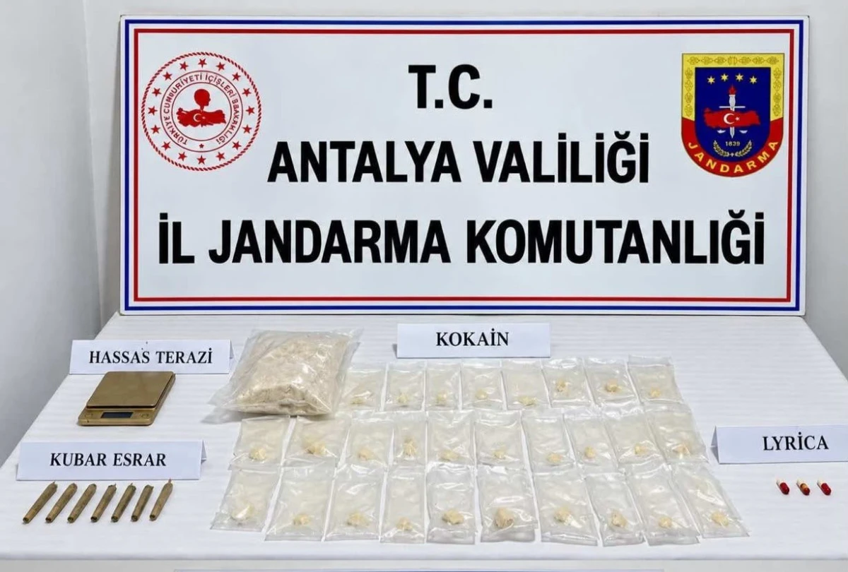 Antalya&rsquo;da uyuşturucu baskını! Ş&uuml;pheliler kıskıvrak yakalandı