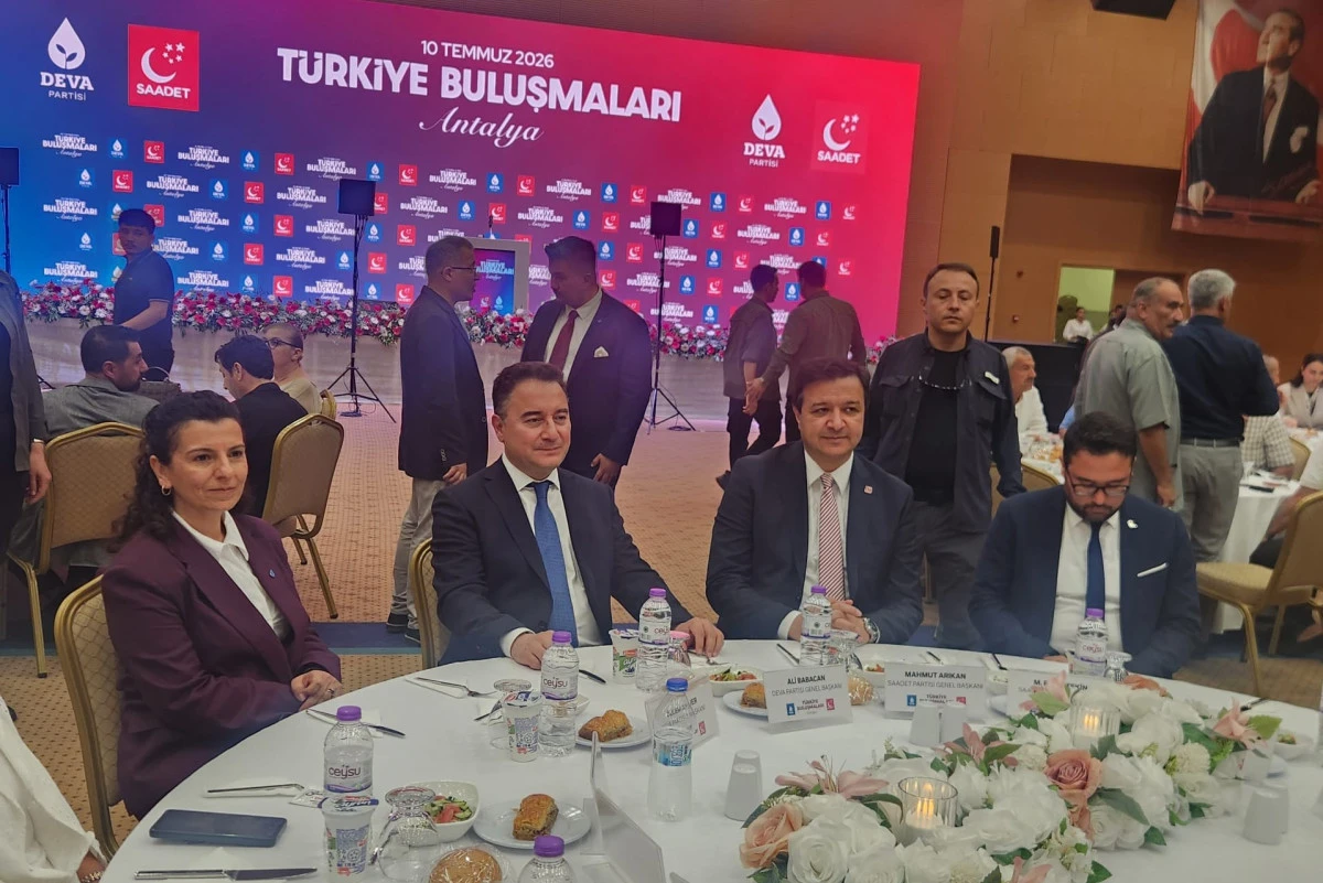 Antalya'da yeni siyaset vurgusu! Babacan ve Arıkan değişim &ccedil;ağrısında bulundu