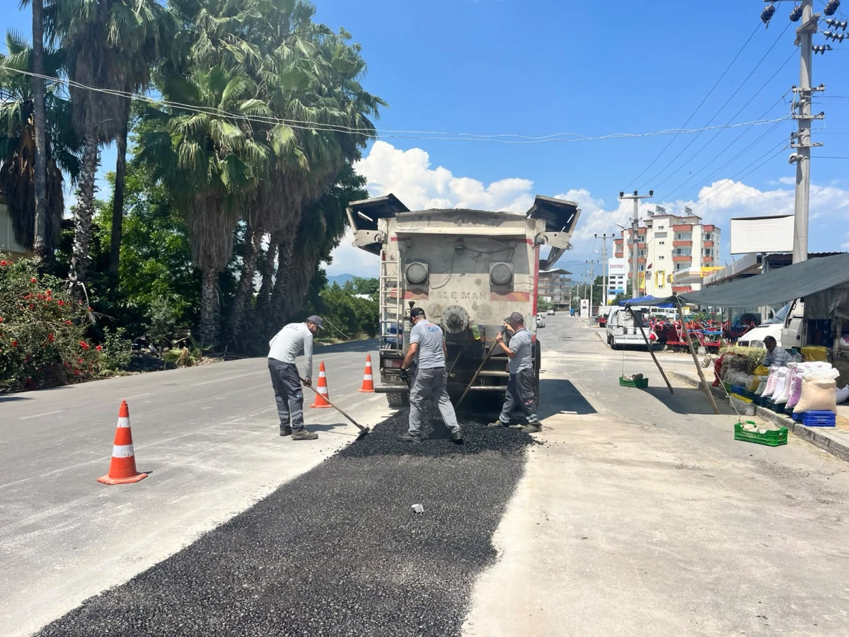Finike'de asfalt ve bord&uuml;r mesaisi! Cadde ve sokaklar yenileniyor