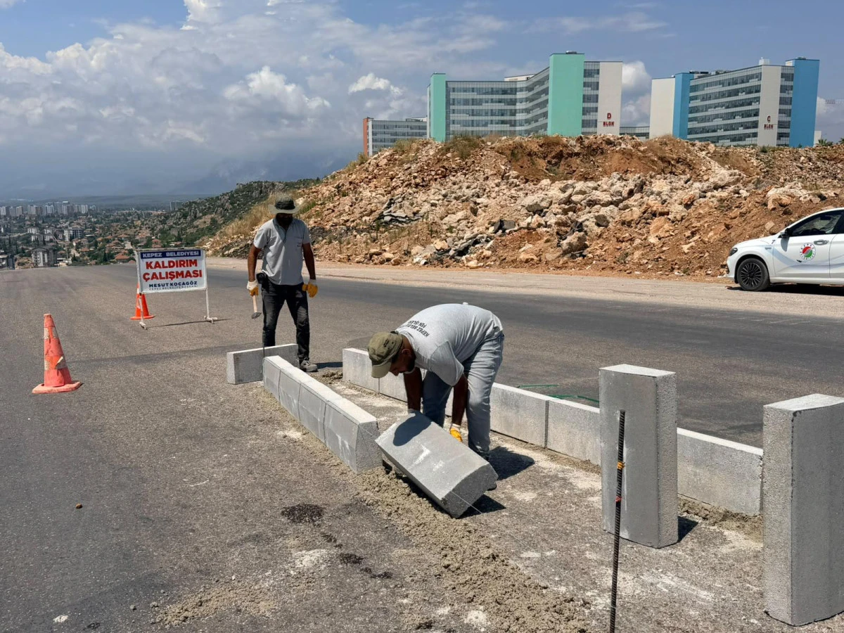 Kepez&rsquo;e 81 kilometrelik yaya yolu! Kaldırım &ccedil;alışmaları s&uuml;r&uuml;yor